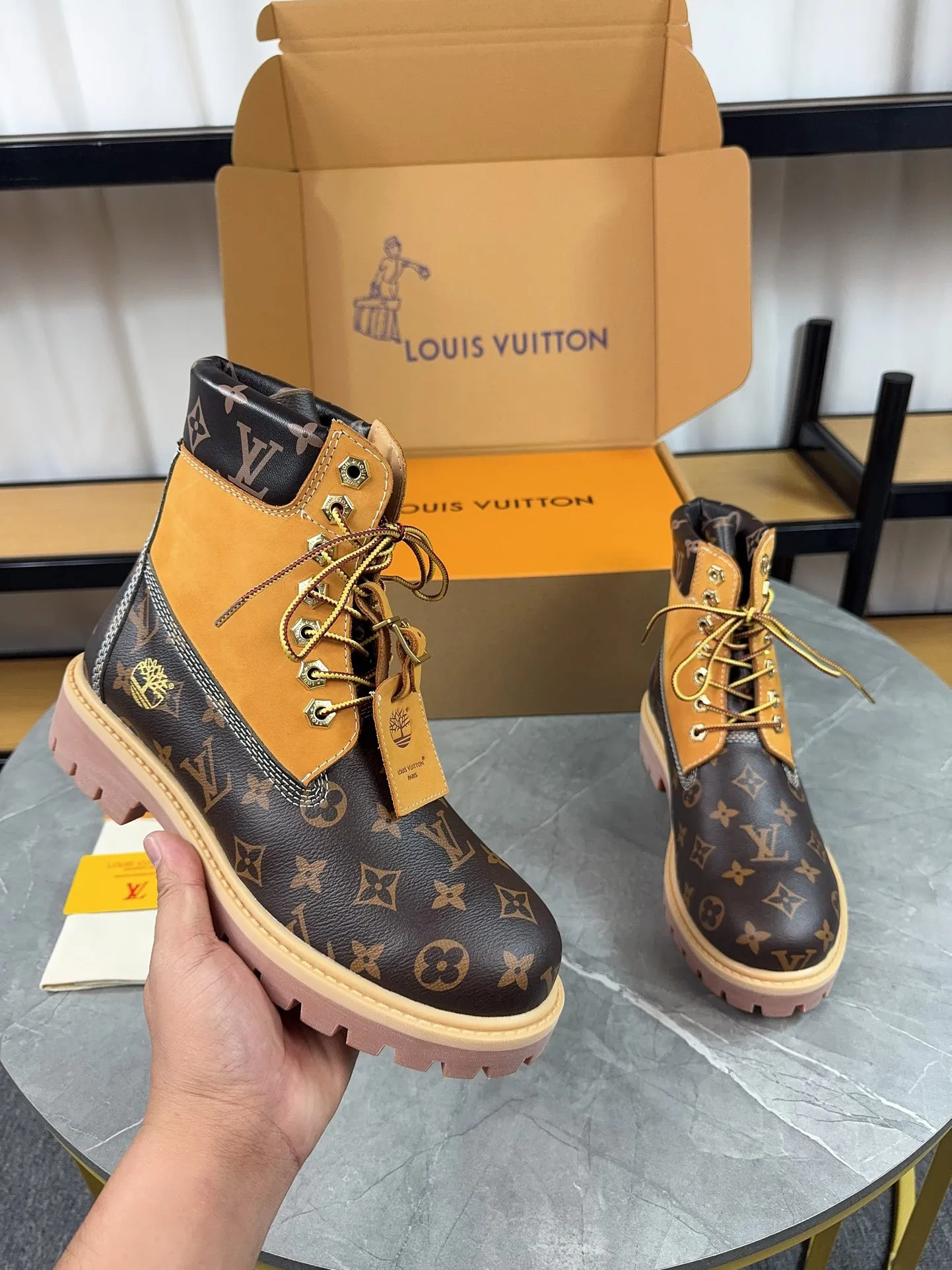 Couple model 💰700 ❤️Top version: Couple model LV x Timberland Timberland joint model Presbyopia Embossed Rhubarb boots Ankle boots Short boots LV x Timberland ankle boots are made of Monogram embossed waterproof nubuck cow leather, relying on the brand's exquisite craftsmanship to carefully reshape the classic Timberland 6-inch boot shape in Italy, and make an eye-catching appearance in 2024 created by Pharrell Williams with American workwear style Autumn and winter menswear show. Monogram embossed tongue, original Timberland laces and outsole are exquisite details, and the leather label expresses the cooperation logo. Exquisite packaging at the delivery counter🛍📦 ▪️Material: Original customized imported first-layer cowhide ▪️Inner lining: Original customized leather lining/mesh lining ▪️Outsole: Original molded anti-slip rubber material ▪️Sole thickness: 3.5CM ▪️Size: Women's 35-40 Men's 39-46